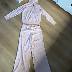 Ljusrosa mjukissett - Supermjukt stickat sett från lager 157 byxorna är i stl L och tröjan i stl M