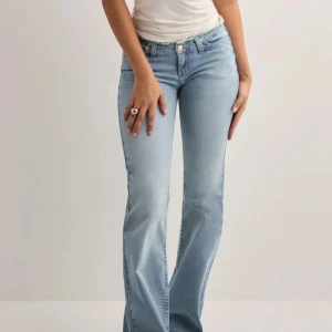 Bootcut jeans utan söm 💫 - Säljer dessa fina jeans från Nelly i strl 36. Endast använda 2-3 ggr, men lite slitna i hälen då dom e ganska långa på mig. Jag är 167 cm med ganska korta ben 💕