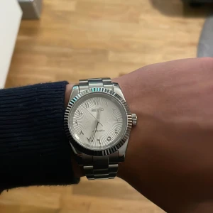Vit Seiko Mod klocka  - Vit Seiko mod klocka med arabisk urtavla. 39 mm. 