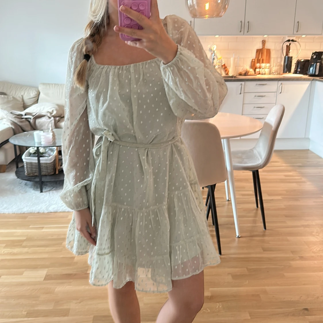  Grön klänning med volang - 1