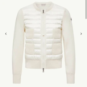 Vit quiltad cardigan Moncler - Säljer nu min såå snygga och populära cardigan från moncler, köpt för 9505kr i monclers butik i Stockholm! Sparsamt använd och i fint skick!! Kom privat för fler bilder samt äktehetsbevis❤️❤️(går ner i pris vid snabb affär)