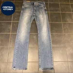 Dondup Jeans  - Säljer dessa snygga Dondup jeans med feta slitningar. Storlek W32 och pris 549kr. Bra skick inga defekter. Tveka inte att kontakta om fler bilder eller andra funderingar//CS😁