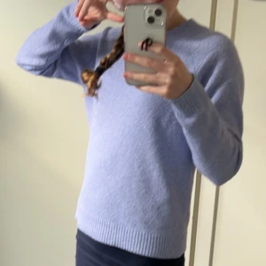 Ljuslila stickad tröja  - Säljer denna ljuslila stickade tröjan från vero Moda i storlek xs. Den är använd en del gånger och därför är den nopprig, men den kan används ändå. Färgen kan se lite annorlunda ut på bilderna jämfört med i verkligheten 