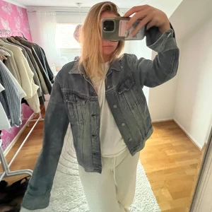 Oversized jeansjacka i tvättad blå - Snygg oversized jeansjacka i tvättad blå denim med klassisk krage och knappar framtill. 