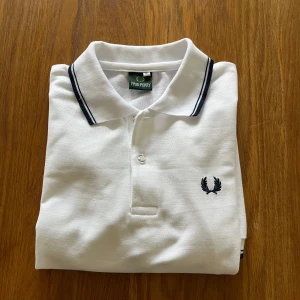Fred Perry  - Freddy Perry piké säljes,  Bredd 49 cm (omkrets 98 cm) längd 67 cm, Armudden 14 cm (omkrets 28 cm) Hör av er vid fundering osv ☺️