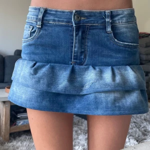 Jeanskjol med volang från Redial - Snygg blå jeanskjol från Redial ❤️egensydd