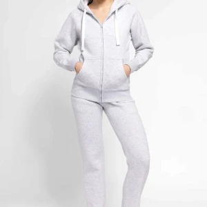 Söker russemerch set - Söker detta russemerch sett i grå, skriv om du säljer. Byxorna behöver vara s eller möjligtvis xs tall och tröjan i xs men s kan nog också funka 