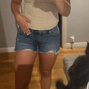 Lågmidjade jeansshorts - Jätte fina lågmidjade jeansshorts i lite mörkare blå! Passar till det mesta🤍💙 aldrig använda, endast testade!  