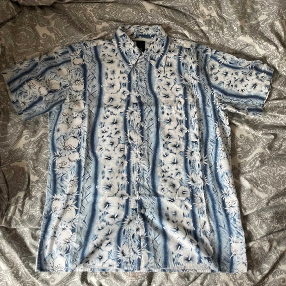 Blåvit kortärmad hawaiiskjorta