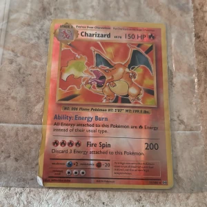 CHARIZARD 150hp - Äkta charizard kort 150hp den är i bra skick bara lite i vänster kant men annat som helt ny.