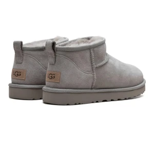 Uggs💘 - Säljer mina jättefina Ugg s som köptes i Januari och endast använt få gånger sedan dess. Storlek 39💗💗Nypris över 2000kr