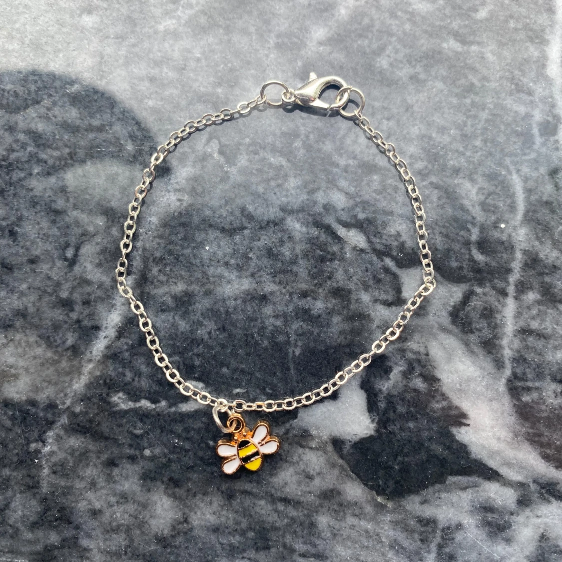 Sött armband med bi