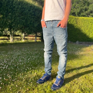 👖 Dondup George Slimfit Jeans 👖 -  👖 Dondup George Slimfit Jeans 👖  *   Modell: George Slimfit *   Märke: Dondup *   Storlek: Märkt som 33, men passar som 30! ⚠️ *   Special: Original slitningar ✨ *   Anledning till pris: Sitter som en storlek 30 trots att de är märkta som 33, vilket gör dem unika. Jag har ett annat par Dondup jeans i storlek 30 som är lika långa. Säljes dyrt pga modellen och slitningarna! 💰  Hör av dig vid frågor! 😁