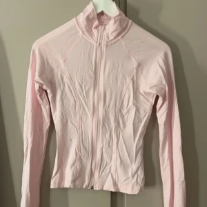 Ljusrosa soft touch sip jacket från Gina  - Säljer min ljusrosa sip jacket från Gina tricot, har bara andvänt den 1 gång. Den ser skrynklig ut på bilderna men det är för att den har legat i garderoben väldigt länge 🩷