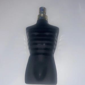 Jpg. Le male le parfum  - Ganska ny andvänd lite de mer än 100 ml kvar av 125 och den luktar fantastiskt. Håller på huden i ca 8 timmar 
