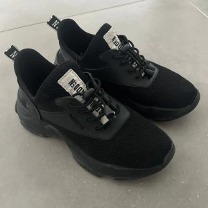 Steve madden skor - Svarta sneakers från Steve Madden i superfint skick! Storlek 38 men de är små i storlek så skulle säga mer som en 37. Nypris 900kr. Mitt pris 700kr, går att diskuteras vid snabb affär