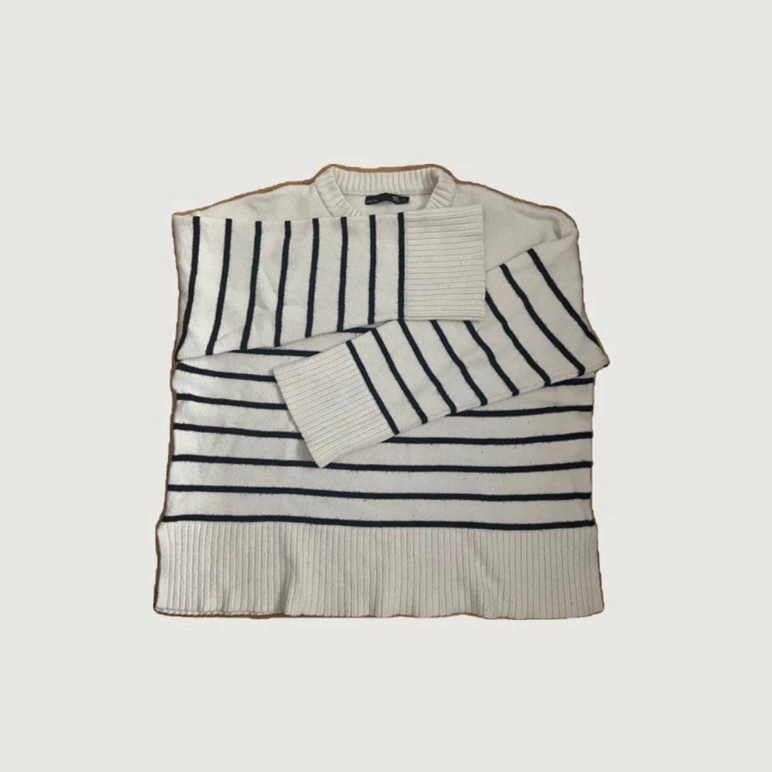 Vit och marinblå randig stickad tröja