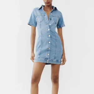 Jeans klänning  - Intressekoll på min jeansklänning som aldrig är använd. Storlek xs. Prislappen sitter kvar  