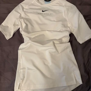 Nike x nocta compretion shirt - Helt ny nocta tröja från nike.com. Den är prima kvalitet och är perfekt för all träning. Säljer för att den inte kommer till andvändning och börjar bli lite för liten för mig. Pris kan diskuteras.