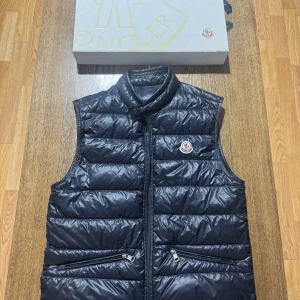Moncler gui  - Moncler gui storlek s (1) i fint skick medföljes box