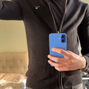 Svart cardigan jacka från Gant - Säljer en stilren svart cardigan jacka från Gant med dragkedja framtill. Jackan har en diskret logga på bröstet och är perfekt för lager-på-lager. Den har långa ärmar och en bekväm passform.