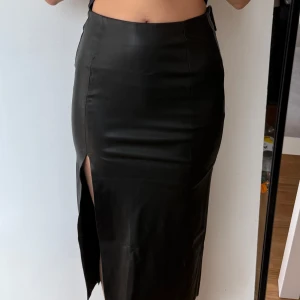 Svart kjol  -  svart kjol i skinnimitation från ginatricot i storlek Xs