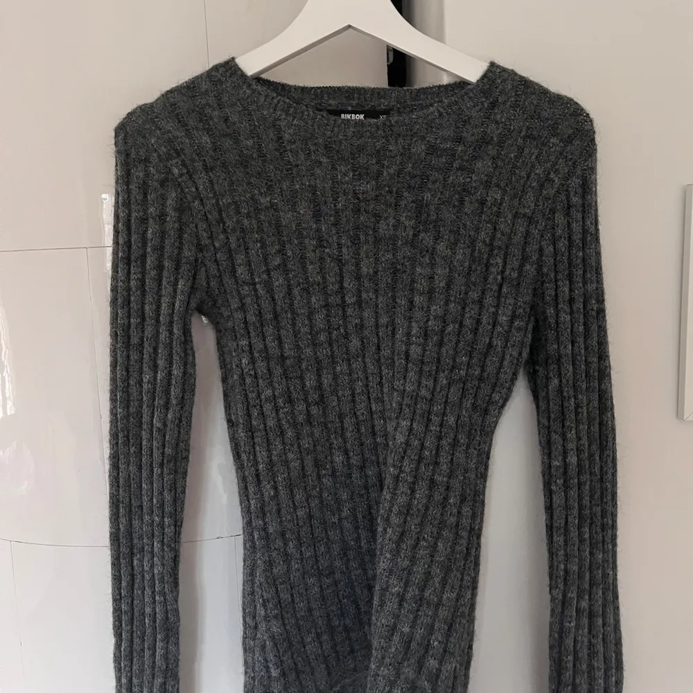 Säljer en grå ribbad tröja från Bik Bok. Tröjan har figurnära passform men är också stretchig. Den har mjukt och skönt material. Nästintill oanvänd 🫶. Neuletakit & Villapaidat.