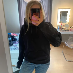 Svart hoodie från bikbok - Svart hoodie från bikbok i bra skick, strl xs