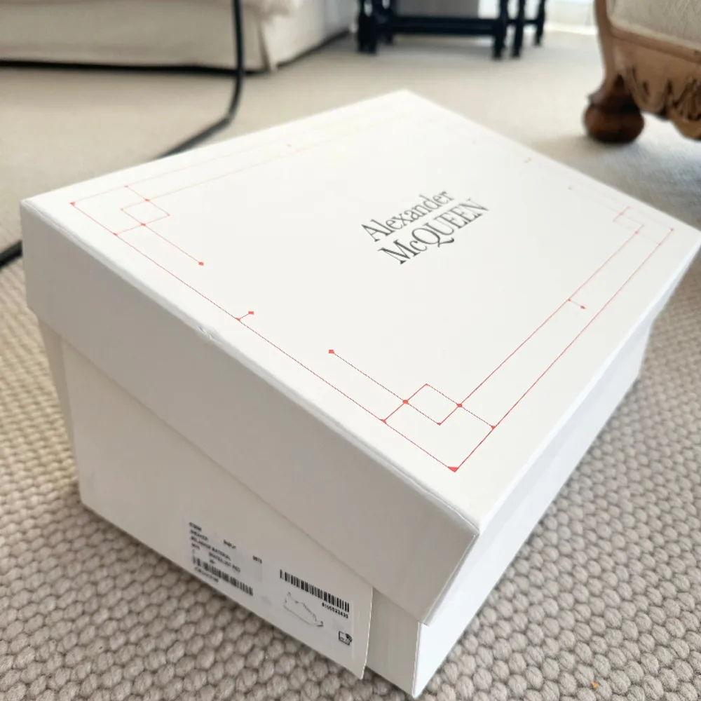 Unika o coola sneackers från Alexander McQueen. Har vissa defekter men en del går nog att tvätta bort. Tillkommer även vita skosnören. Köptes på NK. Nypris ca 5000 kr. 😍😍😍. Kengät.