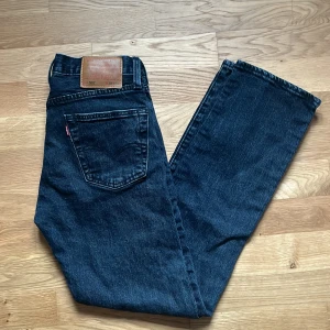 Levi's 501 jeans - Använda 2 gånger så de är i som nya i skicket! Kostade 1499 men släpper för 699 då ja vill få bort de så fort som möjligt. W30 L32! För mer frågor är de bara och höra av sig!