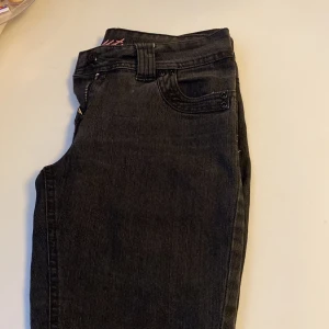 Low waist jeans - Snygga svarta low waist jeans som är bootcut, använda men inget som man direkt märker. Midjemåttet rakt över är 38, säljer då de inte passar mig. Pris kan eventuellt diskuteras.