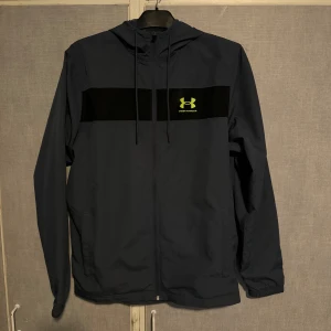 vindjacka från Under Armour - Grå gul sällsynt modell hör av er vid frågor