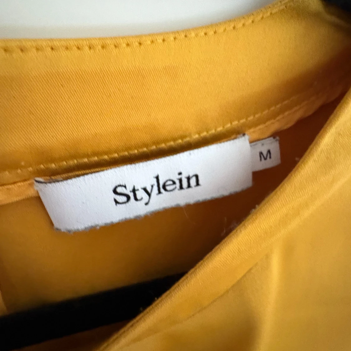 Gul topp från Stylein - 2