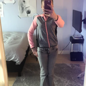 Grå och rosa sportjacka från H&M - Säljer en sportig och bekväm jacka från H&M i grått och rosa. Jackan har en dragkedja framtill och långa ärmar. Perfekt för aktiva dagar eller som ett snyggt lager till vardagsoutfiten. Den har använts ganska mycket men den är nästan fortfarande som ny❤️