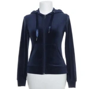 Mörkblå hoodie från Gina Tricot - Säljer en snygg mörkblå hoodie från Gina Tricot i mjukt material. Den har dragkedja framtill och en praktisk huva med snören. Perfekt för en avslappnad stil.