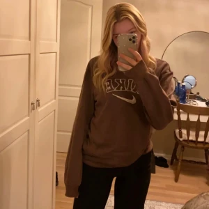 Brun Nike-sweatshirt - Superskön vintage nikesweatshirt. Sitter superfint på mig som har XS/S men vet inte vilken storlek den är i egentligen.