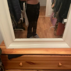 Svarta leggings - Säljer ett par svarta leggings med tight passform. Perfekta för en bekväm och stilren look. Man kan ha de båda lågmidjade och högmidjade då man kan välja att vika ner eller inte! Aldrig använda 