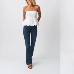 Mörkblå lowwaist bootcut jeans - Säljer ett par mörkblåa low waist bootcut jeans från Gina tricot. Har aldrig använt dem så de är i nytt skick. Helt slutsålda på hemsidan och i butik! Pris kan alltid dikteras och skriv bara ifall ni vill ha fler bilder etc💓