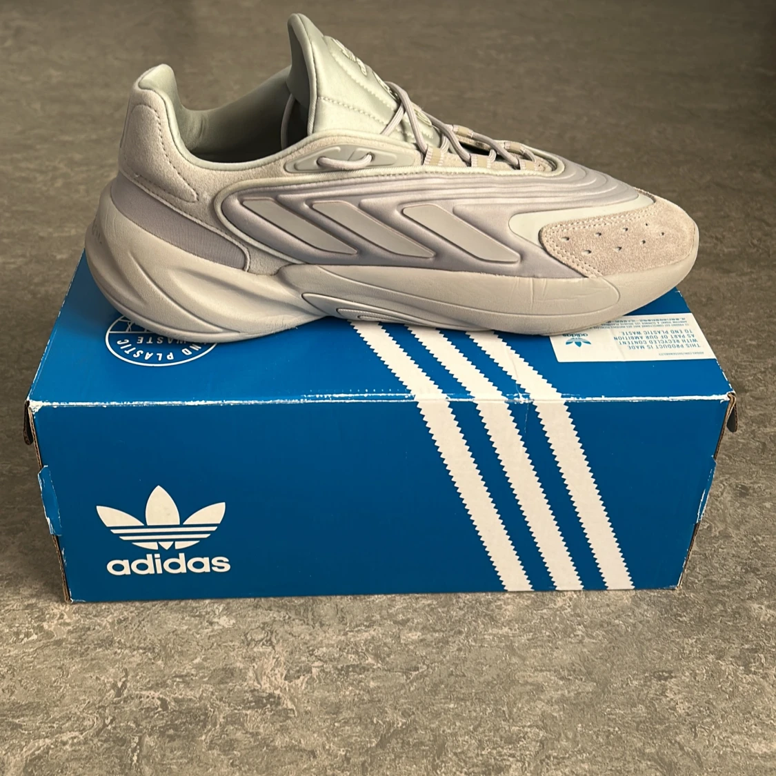 Grå Adidas Ozelia  - 1