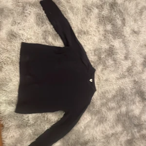 Arket Stickad tröja Navy - Säljer en stilren navy tröja med rund hals. Perfekt för kyligare dagar och enkel att matcha med olika outfits. Tröjan har långa ärmar och en bekväm passform. Storlek S