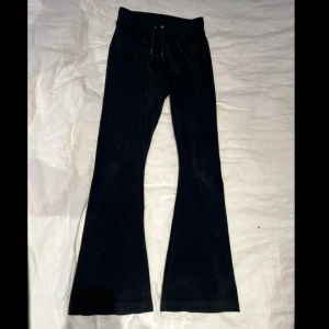Svarta flared mjukisbyxor från Juicy Couture - Svarta flare/bootcut mjukis från Juicy Couture storkel XS