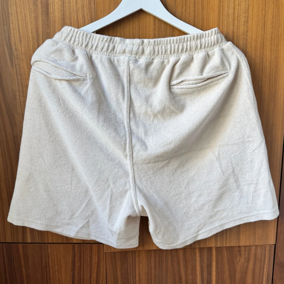 Beige frottéshorts från Aveny - 1