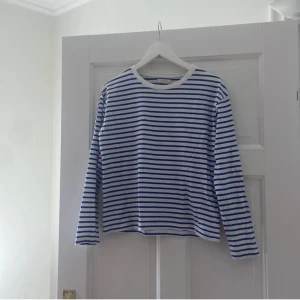 Säljer en superfin blå/vit randig långärmad tröja från Lindex - Jättesnygg långärmad randig tröja ifrån Lindex i storlek xs i bra skick, den är väldigt skön med en superbra passform som är perfekt nu inför våren&sommaren🌸Tex med ett par jeansshorts eller en kort kjol⭐️ Den är i bra material/kvalitet, är enkel att styla och är tidlös/unik🤍Skriv om funderingar, lämna gärna omdöme om köpt och priset kan diskuteras😊