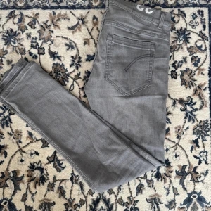 Dondup jeans - ‼️Steal‼️ gråa dondup jeans i väldigt bra skick!  Storlek 33 | modell George | ‼️700kr‼️