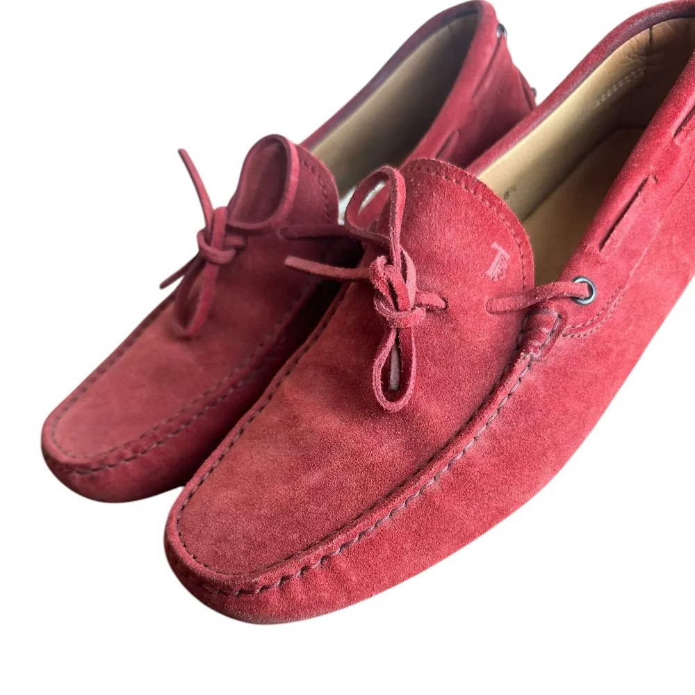 Tod’s loafers. Storlek 6.5 passar 40/40.5. Skick 8/10. Pris 1290kr. Finns att köpa på Fashionels.com. Kengät.