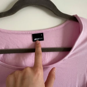 Rosa långärmad topp från Gina Tricot - Säljer en söt rosa långärmad topp från Gina Tricot i soft touch material💞 kan gå ner vid snabb affär 