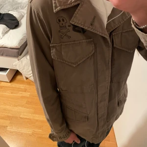 Hysteric Glamour jacka  - Säljer min jacka från hysteric glamour i grymt skick, inga defekter. Tunn jacka som är perfekt nu till våren. Tar byten! 