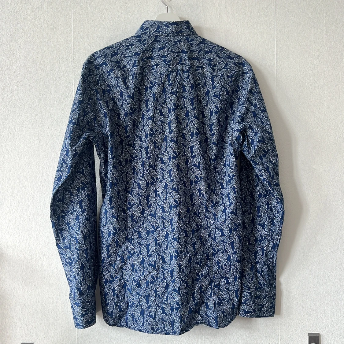 Blå blommig skjorta från John Henric - 1
