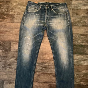 Dondup jeans  - Säljer dessa snygga blåa dondup jeansen med slitningar. Modellen heter ”George”. Storlek är 34 men passar även 33. 9/10 skick, inga defekter alls. Hör av dig vid några funderingar!