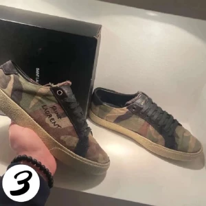 Saint Laurent - Tja! Säljer dessa tvär feta saint Laurent. Dem är i helt okej skick defekterna på bilderna 3 och 4. 💯 Nypris: 7000❌ Vårt pris: 1799✅ Inget ingår och inga originalsulor ingår tyvärr. Storlek 39 men sitter mer som 40-41. Hör av er vid frågor eller intresse!💯/3Wardrobe